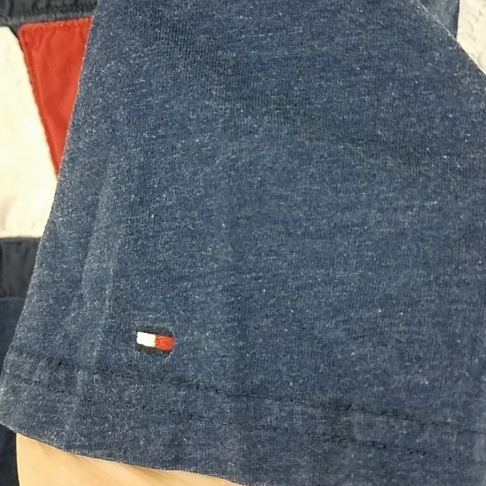 𝅺tommy Hilfiger LG 12-14 boys tshirt flag logo